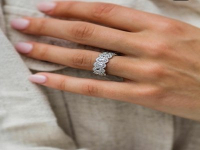 Halo Design small oval band in 14k Gold 013