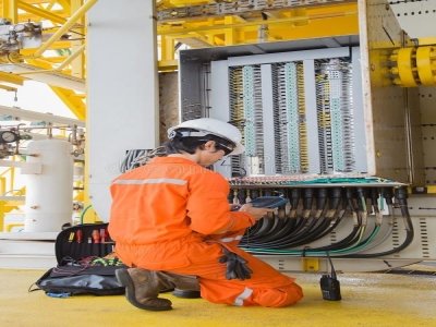 INDUSTRIAL ELECTRICIAN 