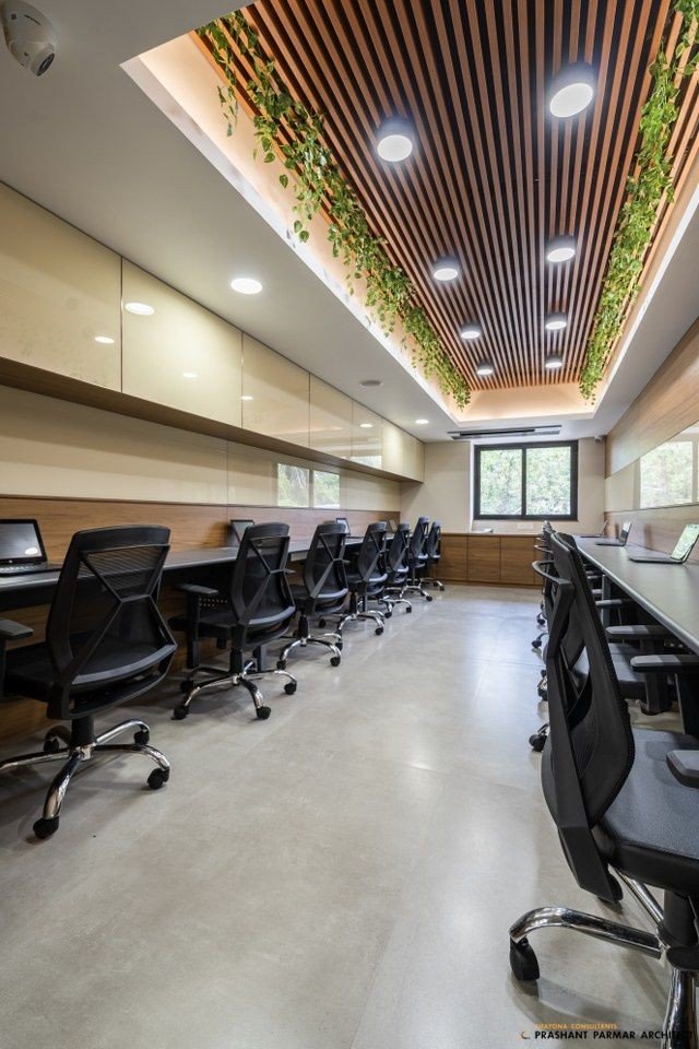 INTERIOR DESIGNER FOR CONSULTANTS 